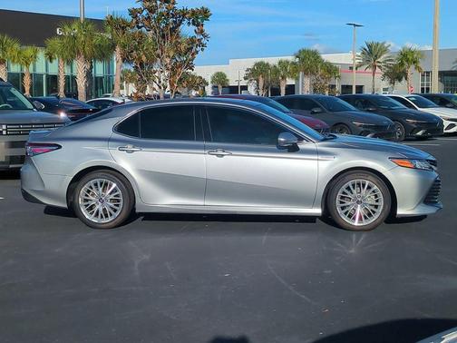 2019 Toyota Camry Hybrid XLE