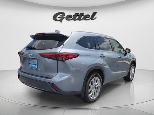 Moon Dust 2023 Toyota Highlander Limited