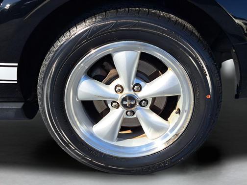 2007 Ford Mustang Deluxe