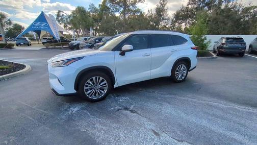 2022 Toyota Highlander Hybrid Platinum