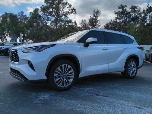 2022 Toyota Highlander Hybrid Platinum
