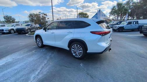 2022 Toyota Highlander Hybrid Platinum
