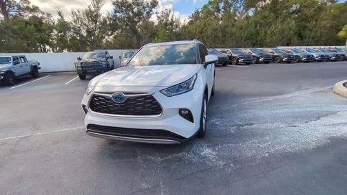 2022 Toyota Highlander Hybrid Platinum