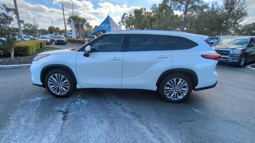 2022 Toyota Highlander Hybrid Platinum