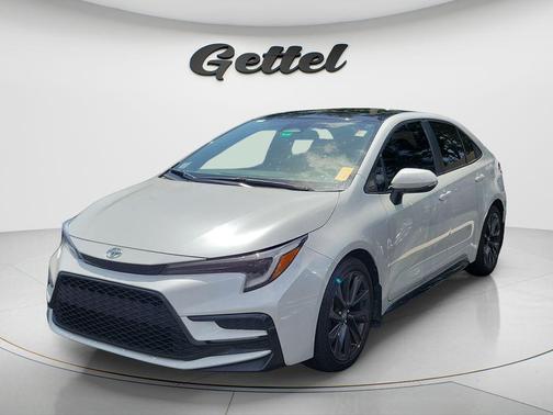 Wind Chill Pearl/Midnight Black Metallic 2025 Toyota Corolla XSE
