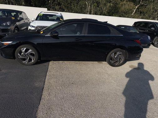 2025 Hyundai ELANTRA Limited