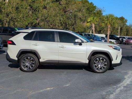 2022 Toyota RAV4 Hybrid XLE Premium