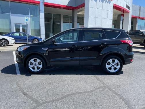Black 2016 Ford Escape SE