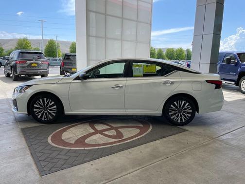 Glacier White 2025 Nissan Altima SV