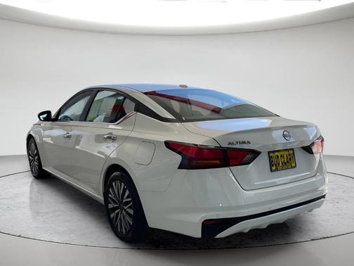 Glacier White 2025 Nissan Altima SV
