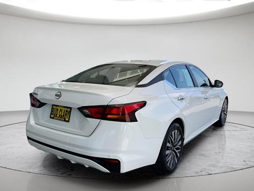 Glacier White 2025 Nissan Altima SV