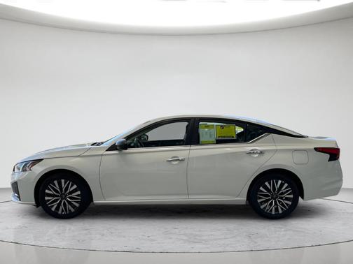 Glacier White 2025 Nissan Altima SV