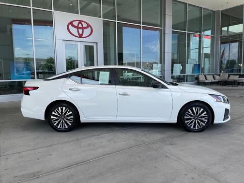 Glacier White 2025 Nissan Altima SV
