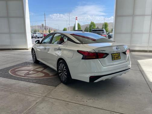 Glacier White 2025 Nissan Altima SV