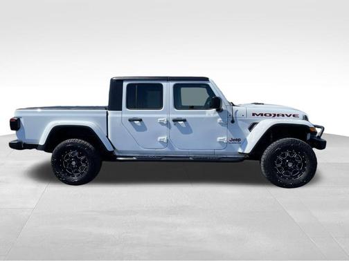 White 2022 Jeep Gladiator Mojave