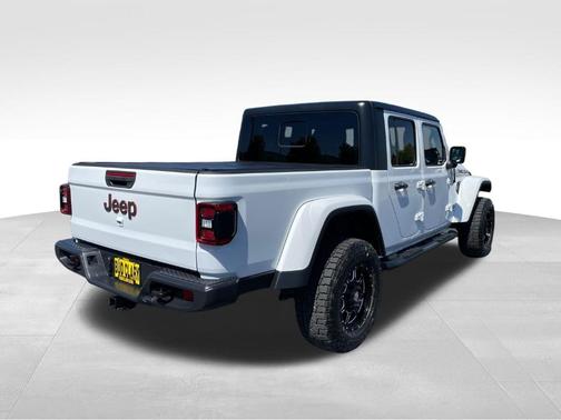 White 2022 Jeep Gladiator Mojave