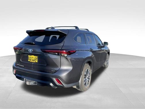 Gray 2024 Toyota Highlander Hybrid XLE