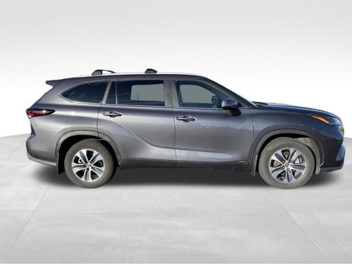 Gray 2024 Toyota Highlander Hybrid XLE