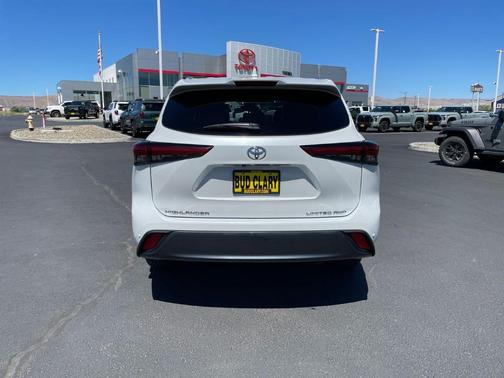 Beige 2023 Toyota Highlander Limited