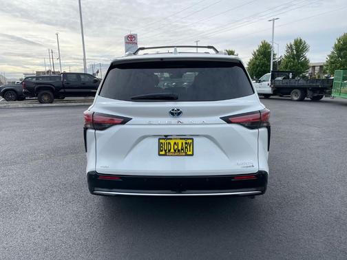 Beige 2023 Toyota Sienna Platinum 7 passenger