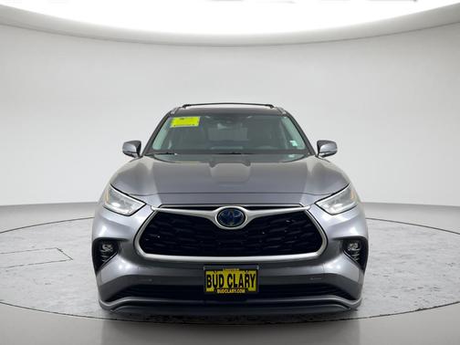 Gray 2021 Toyota Highlander Hybrid XLE