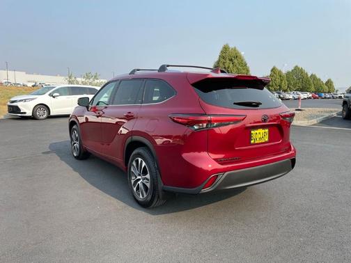 Red 2021 Toyota Highlander XLE