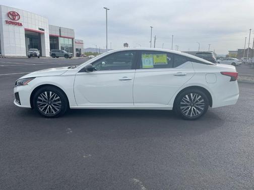 Glacier White 2025 Nissan Altima SV