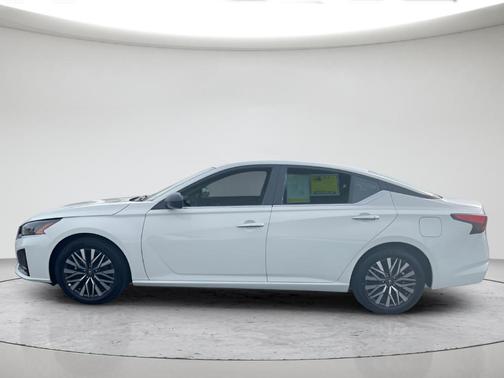 Glacier White 2025 Nissan Altima SV
