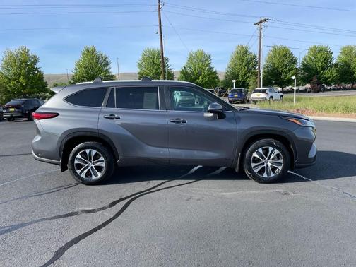 Gray 2023 Toyota Highlander Hybrid XLE