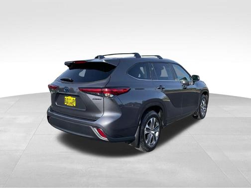 Gray 2023 Toyota Highlander Hybrid XLE