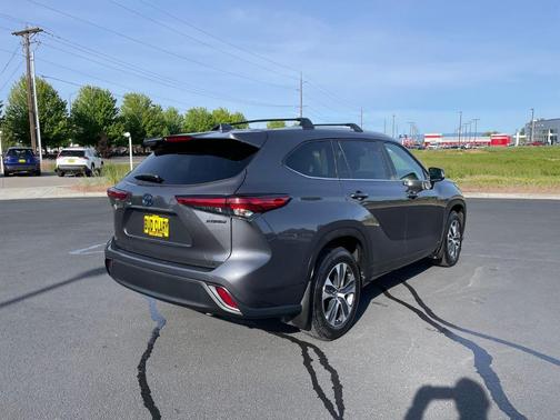 Gray 2023 Toyota Highlander Hybrid XLE