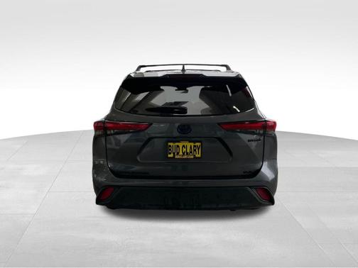 Gray 2023 Toyota Highlander Hybrid XLE