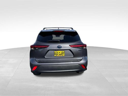 Gray 2023 Toyota Highlander Hybrid XLE