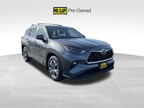 Gray 2023 Toyota Highlander Hybrid XLE