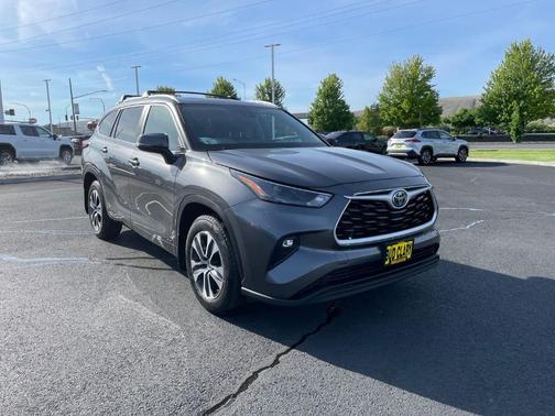 Gray 2023 Toyota Highlander Hybrid XLE