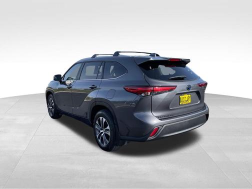 Gray 2023 Toyota Highlander Hybrid XLE