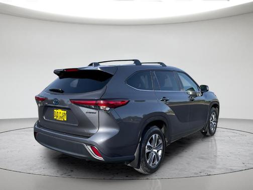 Gray 2023 Toyota Highlander Hybrid XLE