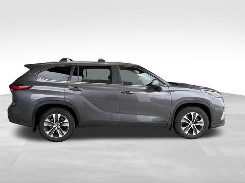 Gray 2023 Toyota Highlander Hybrid XLE