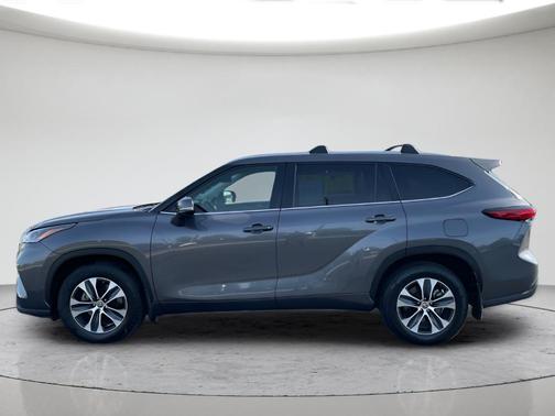 Gray 2023 Toyota Highlander Hybrid XLE