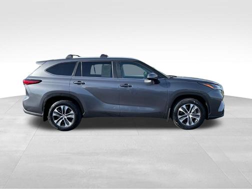 Gray 2023 Toyota Highlander Hybrid XLE
