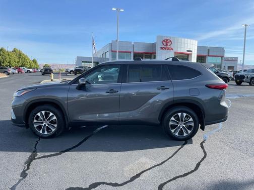 Gray 2023 Toyota Highlander Hybrid XLE