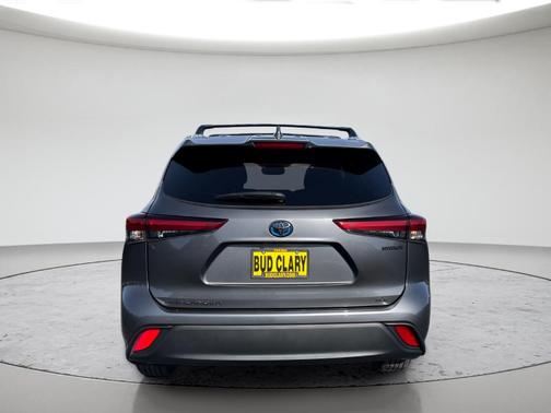 Gray 2023 Toyota Highlander Hybrid XLE