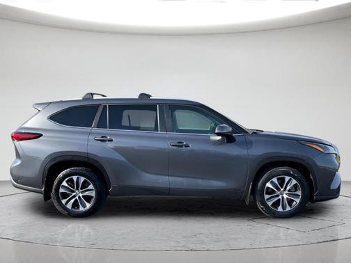Gray 2023 Toyota Highlander Hybrid XLE