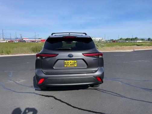 Gray 2023 Toyota Highlander Hybrid XLE