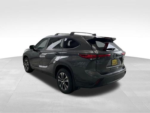 Gray 2023 Toyota Highlander Hybrid XLE