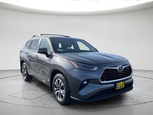 Gray 2023 Toyota Highlander Hybrid XLE