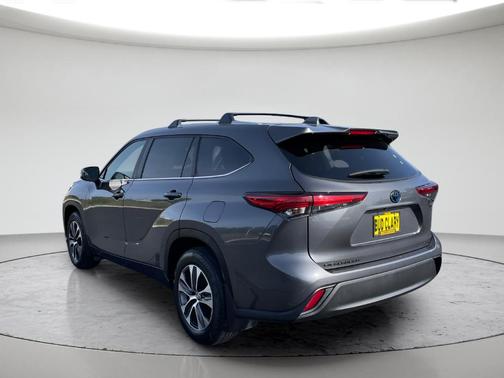 Gray 2023 Toyota Highlander Hybrid XLE