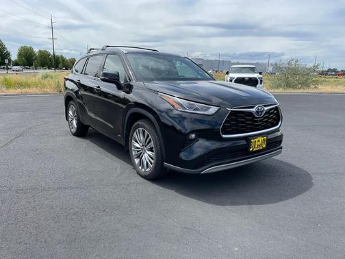 Black 2022 Toyota Highlander Hybrid Platinum