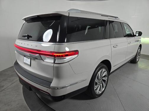 Pearl Metallic 2023 Lincoln Navigator L Reserve