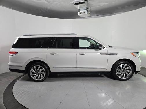 Pearl Metallic 2023 Lincoln Navigator L Reserve